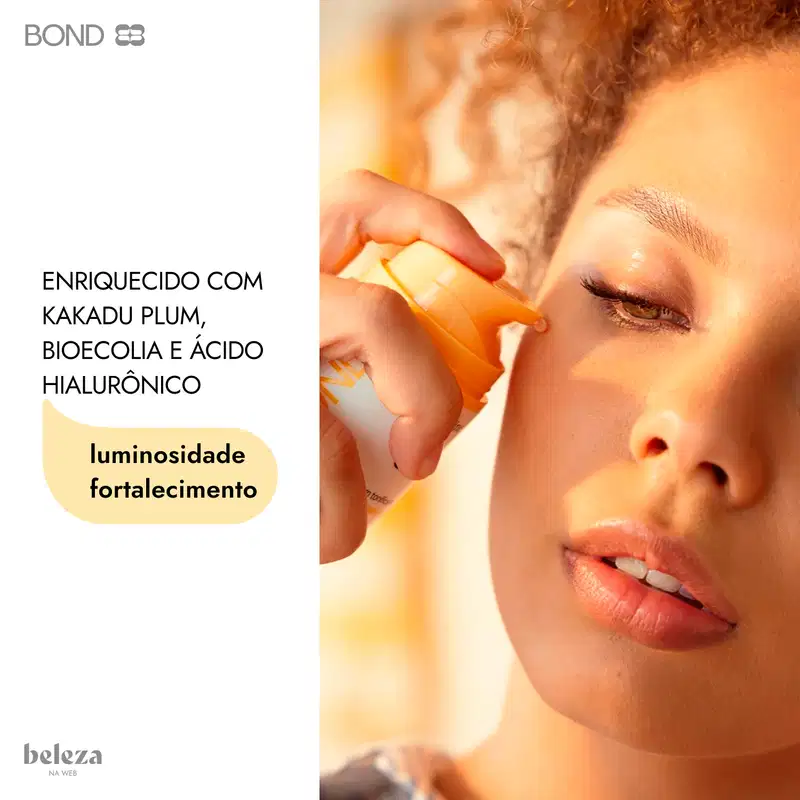 Imagem de uma mulher aplicando o Sérum Tonificante da marca Bond Rio na pele, com texto "Enriquecido com Kakadu plum, bioecolia e ácido hialurônico" e "luminosidade fortalecimento".