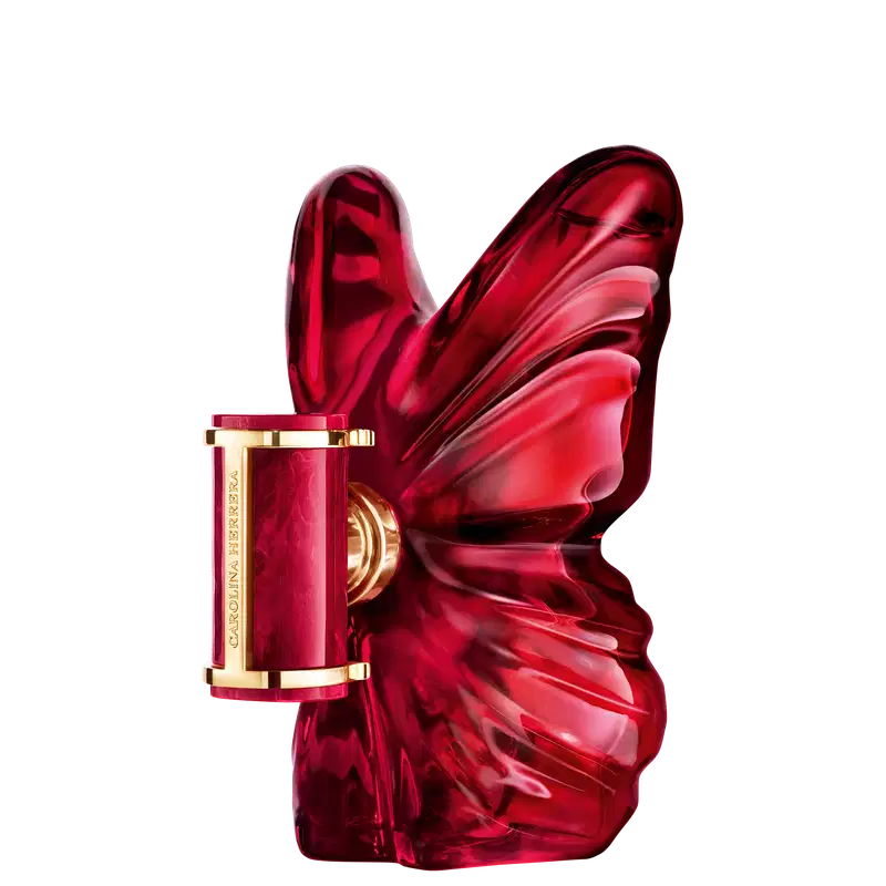 Frasco de perfume Carolina Herrera em formato de borboleta, com tampa dourada e corpo em tom vermelho intenso, destacando-se pela sua forma escultural e elegante.