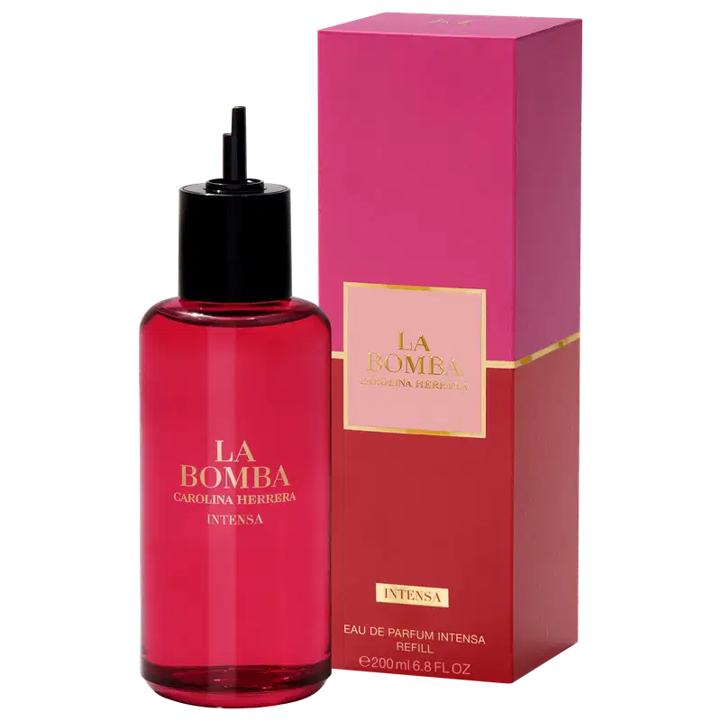 Frasco de refil de perfumaria da marca Carolina Herrera, na cor vermelha intensa, com rótulo dourado destacando o nome "La Bomba Intensa", embalado em caixa rosa vibrante.