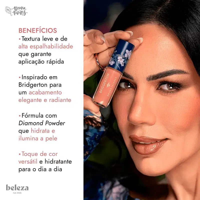 Mulher segurando blush da marca Bruna Tavares, destacando os benefícios de textura leve, alta espalhabilidade, aplicação rápida, inspirado em Bridgerton, que hidrata e ilumina a pele, e toque de cor versátil e hidratante para o dia a dia.