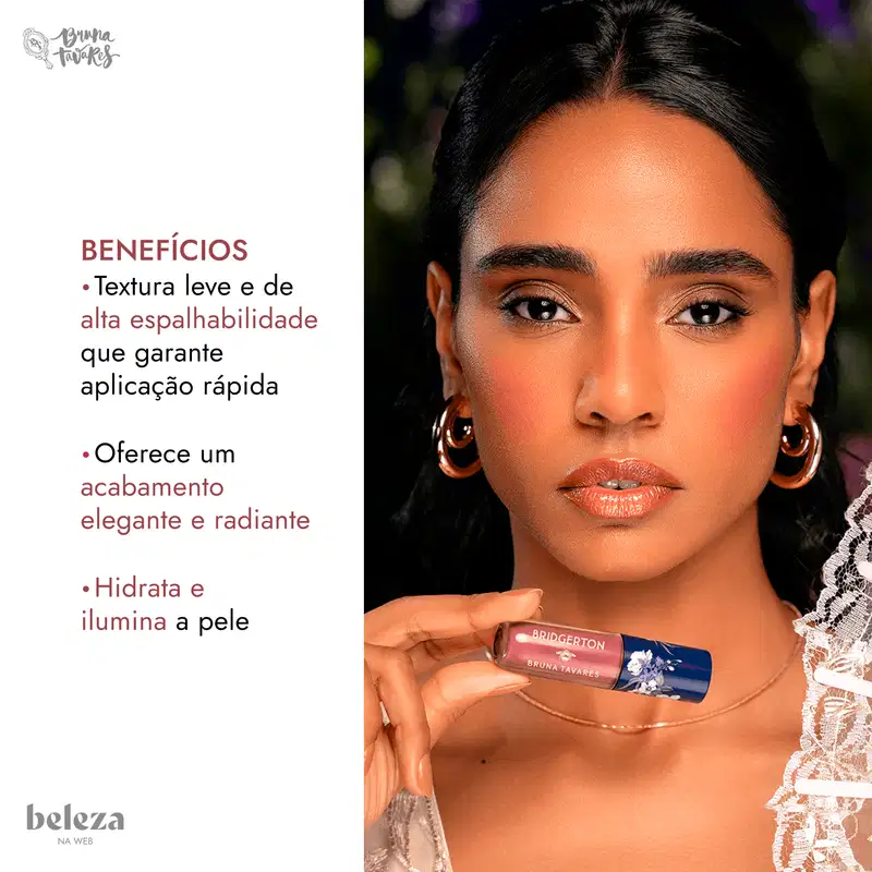 Uma mulher segurando uma embalagem de blush líquido da marca Bruna Tavares, com texto descrevendo os benefícios do produto, incluindo textura leve, aplicação rápida, acabamento elegante e radiante, além de hidratar e iluminar a pele.