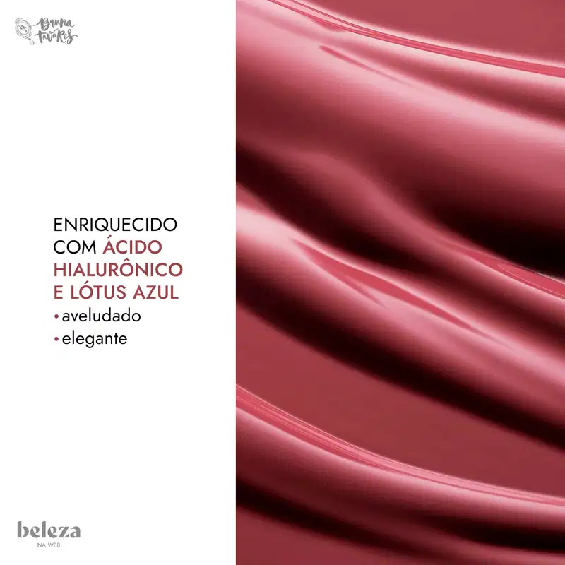 Textura do blush com texto "Enriquecido com ácido hialurônico e lótus azul", destacando que o produto é aveludado e elegante.