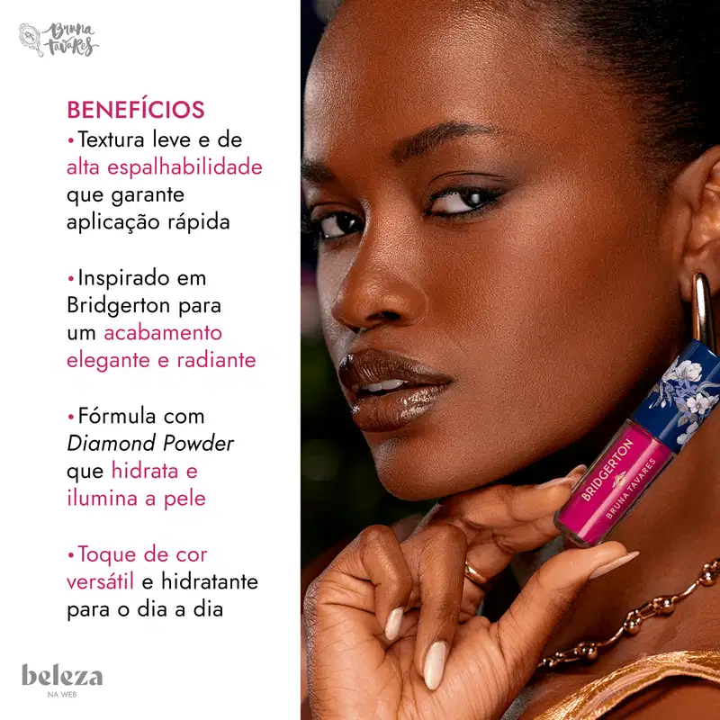 Mulher segurando embalagem de blush líquido da marca Bruna Tavares, com texto sobre benefícios: textura leve e alta espalhabilidade, aplicação rápida, acabamento elegante e radiante, e fórmula com Diamond Powder que hidrata e ilumina a pele.