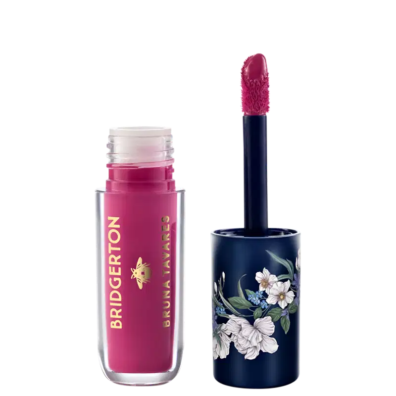 Embalagem rosa de item de maquiagem da marca Bruna Tavares com aplicador de textura aveludada em tom de rosa vibrante.