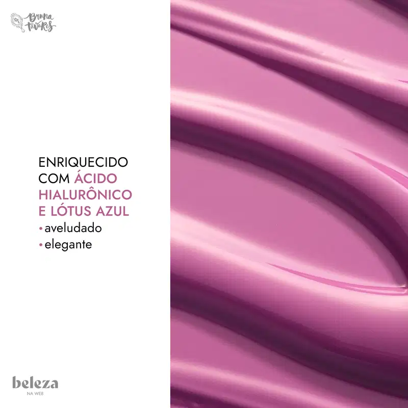 Textura rosa do blush líquido da marca Bruna Tavares, com texto "Enriquecido com ácido hialurônico e lótus azul" e benefícios destacados.