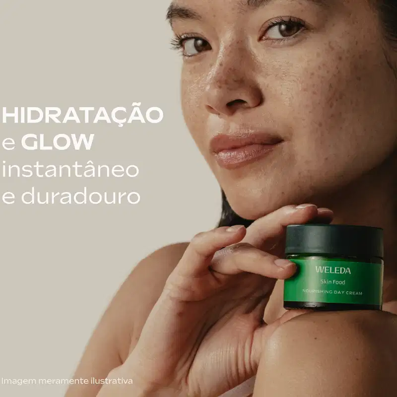 Mulher segurando a embalagem de creme facial Weleda Skin Food Dia, com o texto: hidratação e glow instantâneo e duradouro.