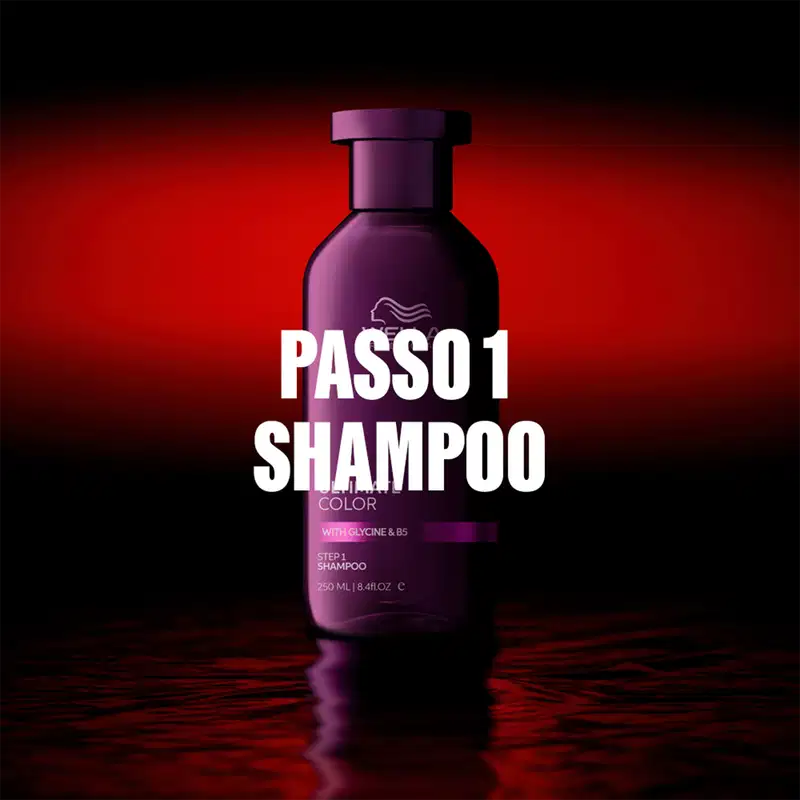 Ambiente com tonalidades predominantes de vermelho e roxo, destacando o frasco do shampoo Passo 1 da marca Wella Professionals, voltado para tratamento de cor do cabelo.