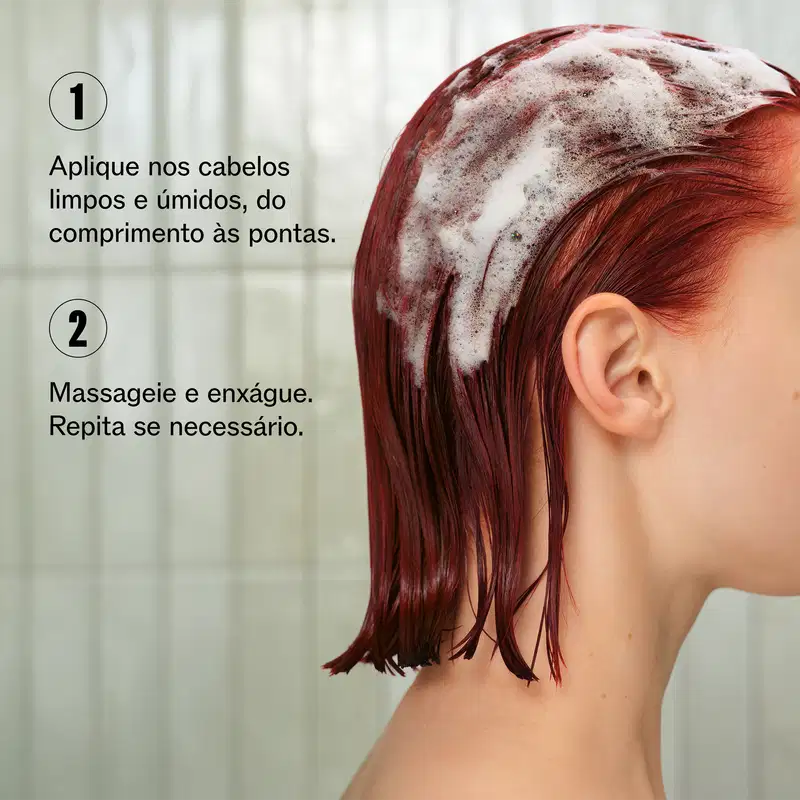 A imagem mostra uma pessoa com cabelos úmidos e avermelhados, com aplicação de shampoo. Ao lado texto sobre o modo de uso: Aplique nos cabelos limpos e úmidos, do comprimento às pontas. Massageie e enxágue. Repita se necessário.