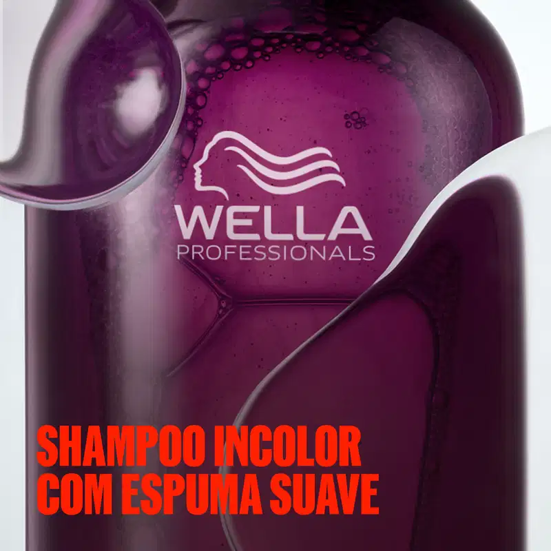 O shampoo Wella Professionals apresenta uma textura líquida de cor roxa intensa, com espuma suave e cremosa. Texto na imagem: shampoo incolor com espuma suave.