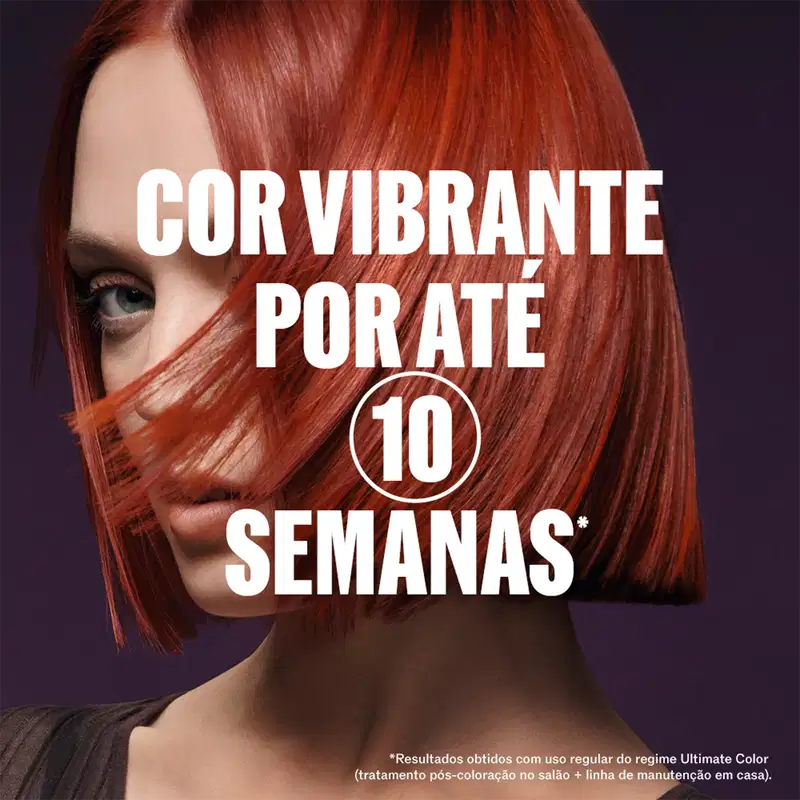 A imagem apresenta uma mulher com cabelos ruivos vibrantes, destacando o tratamento de coloração da marca Wella Professionals. O texto enfatiza os resultados obtidos com o uso regular do regime Ultimate Color, cor vibrante por até 10 semanas.