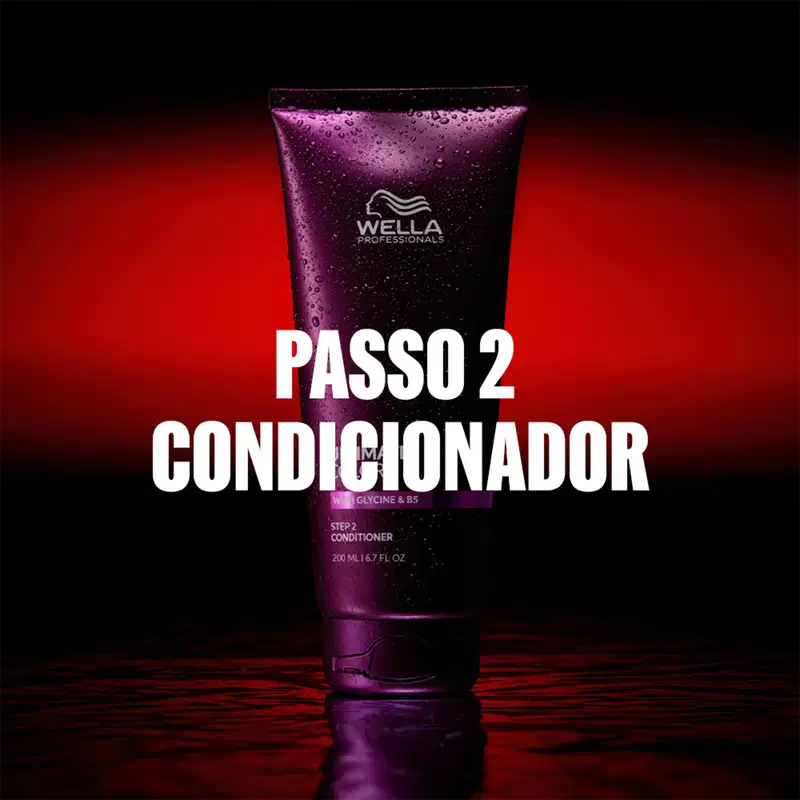 Embalagem de condicionador da marca Wella Professionals, com textura molhada e gotas d'água, em fundo vermelho e preto. Texto sobre o produto: Passo 2 Condicionador