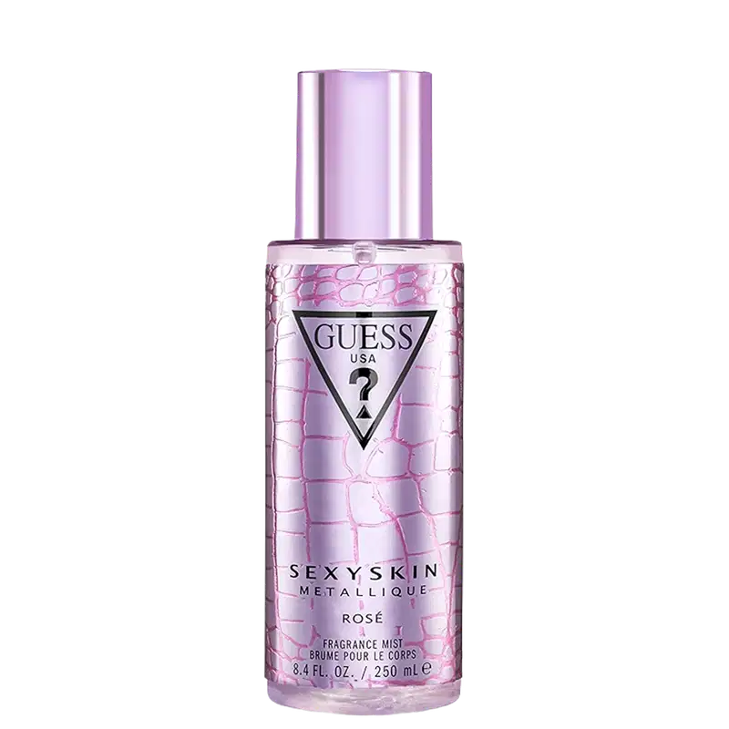 Frasco de perfume Guess Sexy Skin Metallique Rose, com embalagem rosa com textura de couro, rótulo triangular preto com logotipo Guess, contendo 250 ml de bruma perfumada.