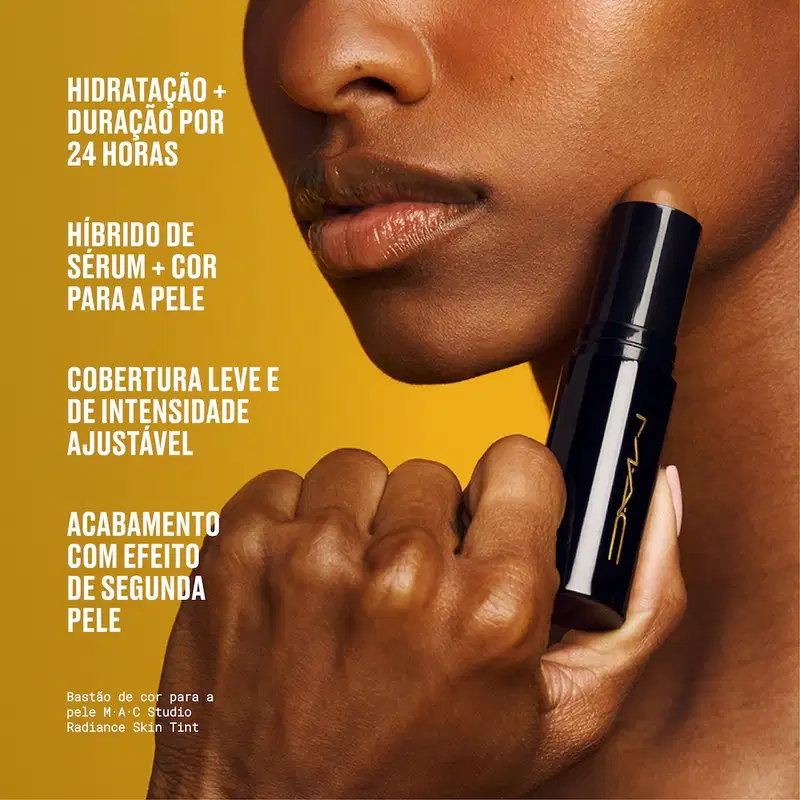 Bastão de cor M·A·C Studio Radiance Skin Tint em embalagem preta com texto em português destacando hidratação 24 horas, híbrido sérum com cor, cobertura ajustável e acabamento segunda pele.