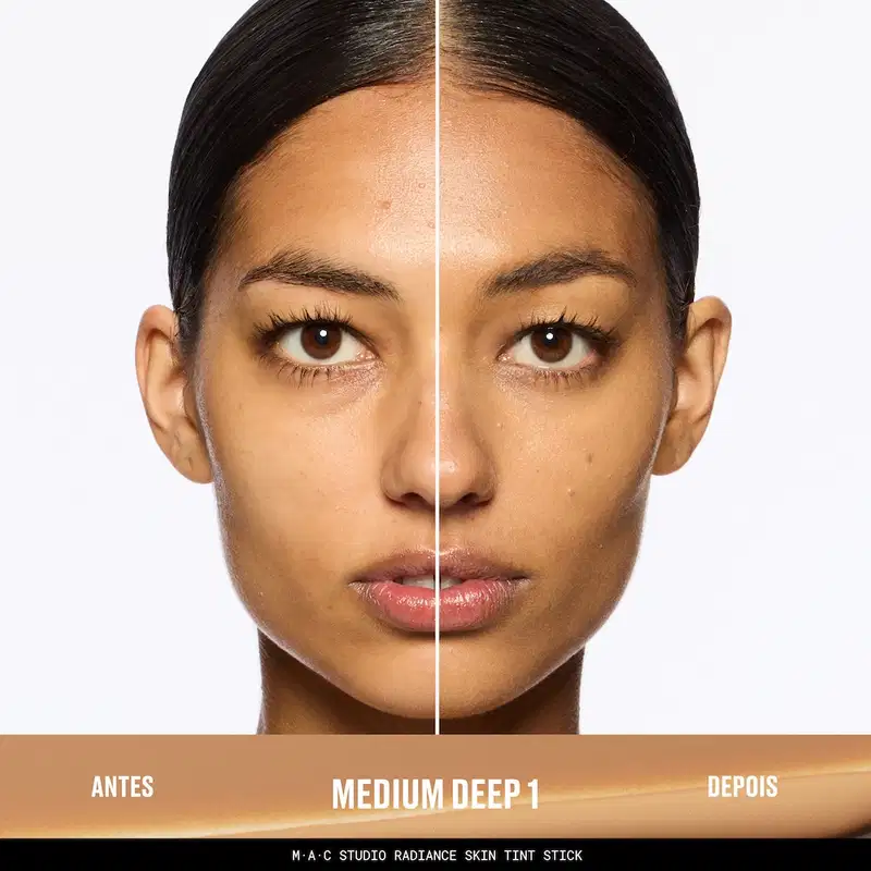 Comparação antes e depois do M·A·C Studio Radiance Skin Tint Stick tom Medium Deep 1, mostrando aplicação em rosto com pele bronzeada, com bastão do produto em tom dourado exibido na base.