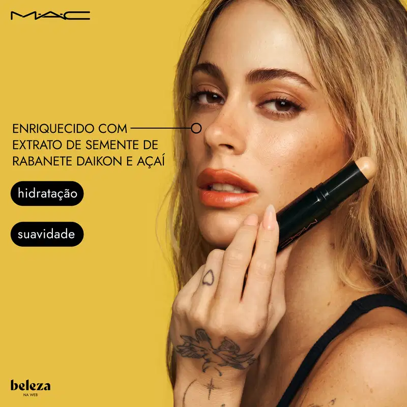 Mulher aplicando batom vermelho-alaranjado MAC, com texto destacando enriquecimento com extrato de semente de rabanete daikon e açaí, benefícios de hidratação e suavidade.