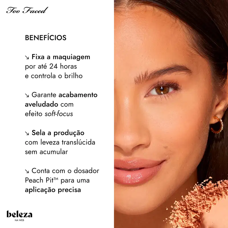 À direita, metade do rosto de uma mulher sorrindo. À esquerda, a lista de benefícios em texto preto: fixa por 24h, efeito aveludado, sela sem acumular e dosador Peach Pit™. No canto inferior direito, amostra de pó facial.