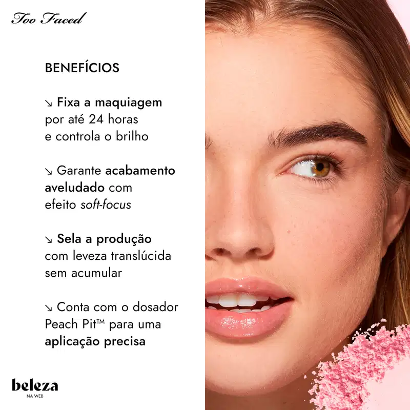 À direita, metade do rosto de uma mulher sorrindo. À esquerda, os benefícios: fixa por 24h, acabamento aveludado, sela sem acumular e dosador Peach Pit™. No canto inferior direito, amostra de pó facial rosa.