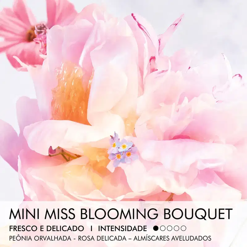 Mini Miss Blooming Bouquet, item de perfumaria fresco e delicado, com peónia orvalhada, rosa delicada e almíscares aveludados, embalagem com flores rosa e brancas.