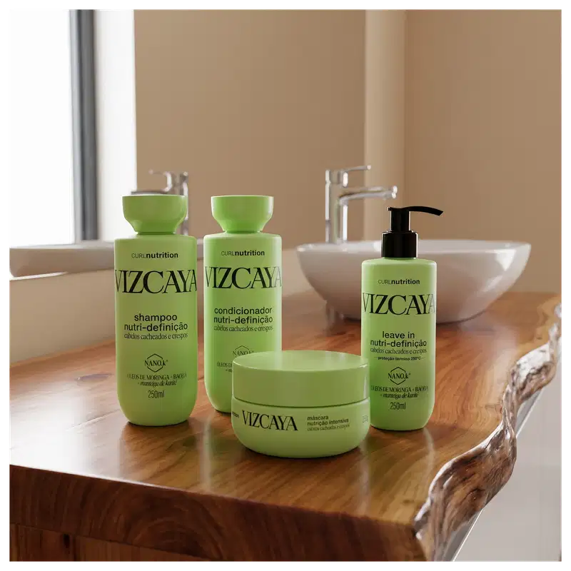 Produtos de cuidados capilares da linha Vizcaya, incluindo shampoo, condicionador, máscara e leave-in, em embalagens verdes com rótulos destacados. Os produtos apresentam design moderno e minimalista, com foco na nutrição e definição dos cabelos.