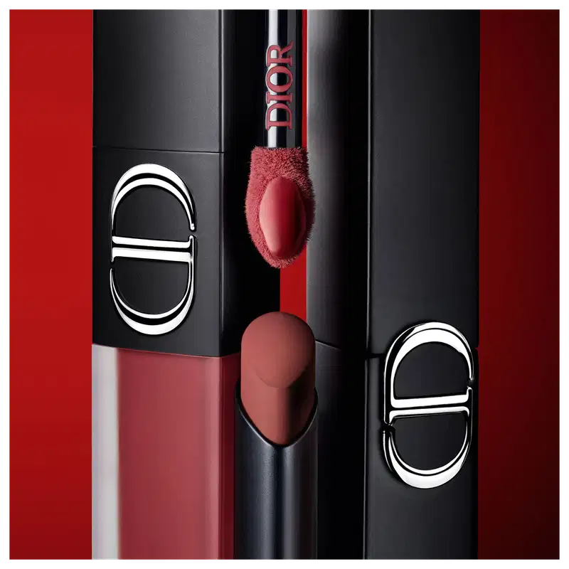 Embalagem preta e vermelha de item de batom da marca Dior, com aplicador de pêlo vermelho e logotipo em destaque.