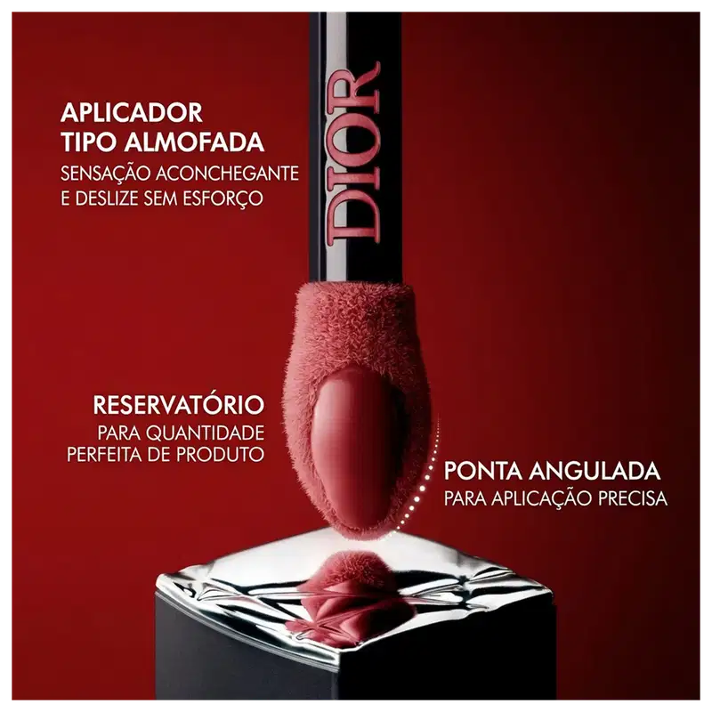 Aplicador tipo almofada da marca Dior com sensação aconchegante e deslize sem esforço, reservatório para quantidade perfeita de produto e ponta angulada para aplicação precisa.