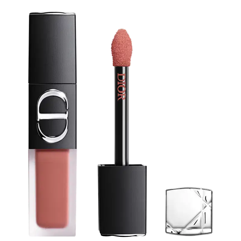 Embalagem preta e prateada de um produto Dior, com um aplicador de maquiagem rosado. O produto é um batom líquido da linha Dior, com a marca Dior destacada na embalagem.