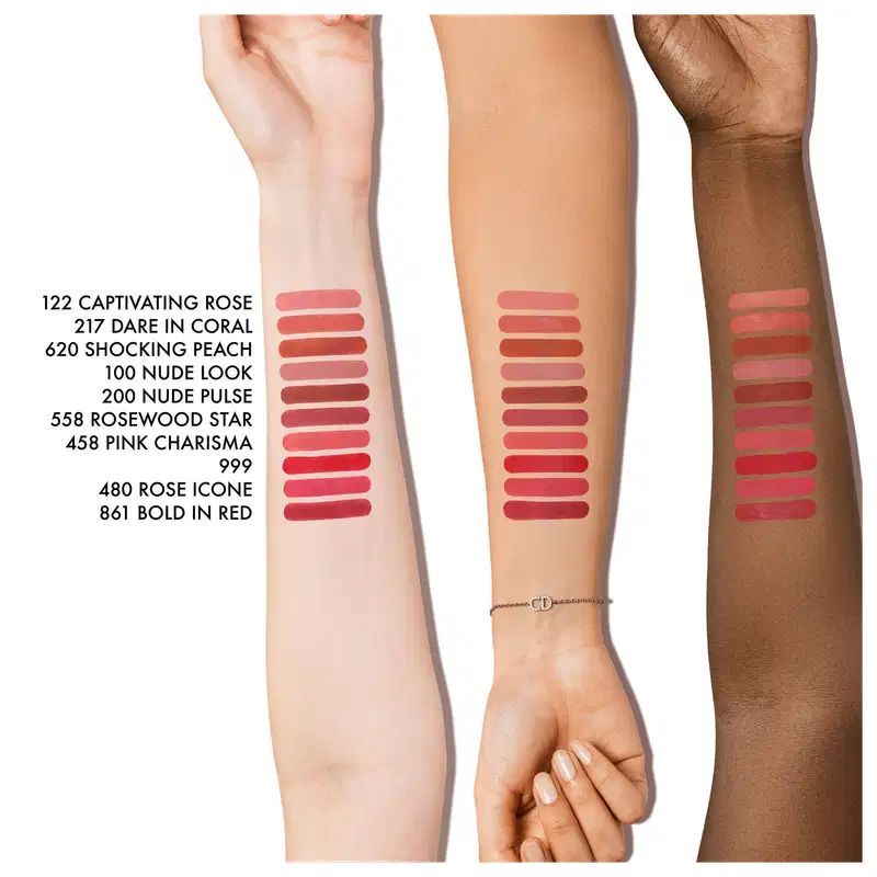 Imagem de diversos tons de batom em diferentes cores, como rosa, coral e vermelho, dispostos sobre uma superfície branca.