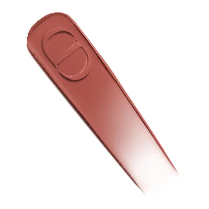 O produto de beleza Dior apresenta uma textura cremosa e sedosa, com uma tonalidade rosada suave e um acabamento brilhante. Sua aparência sugere uma fórmula rica e hidratante, projetada para proporcionar um efeito aveludado na pele.