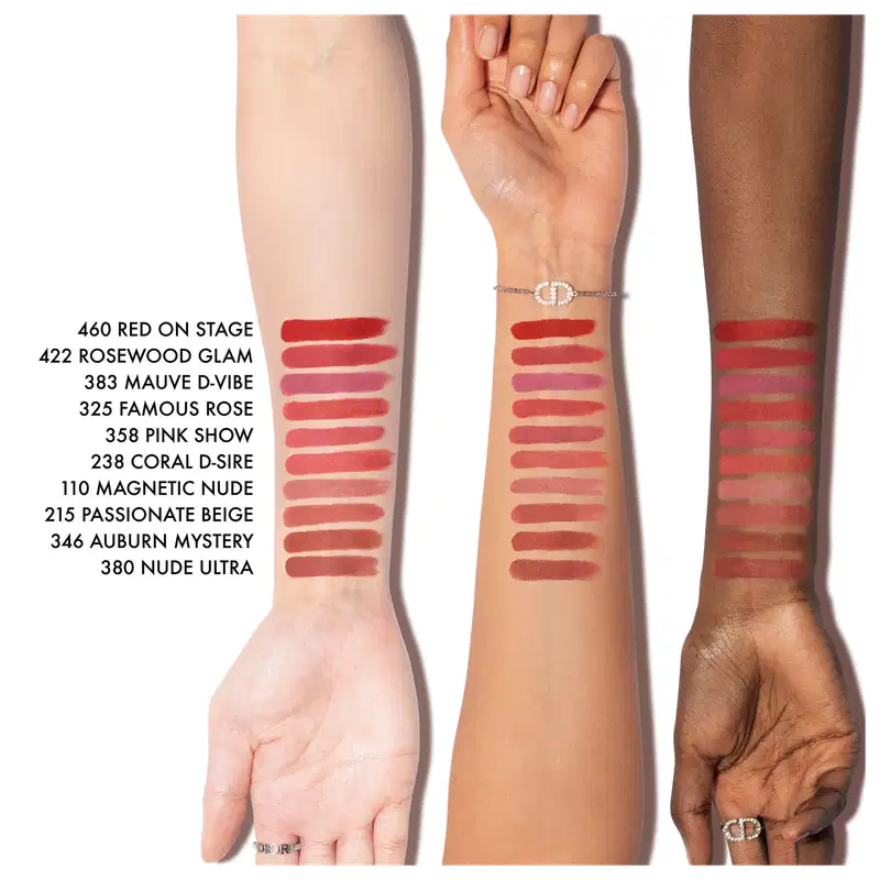 Imagem de braços com diversos tons de pele exibindo diferentes tons de batom vermelho, com informações sobre os nomes e códigos dos produtos.