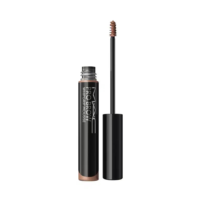 MAC Pro Brow Whipproof. Frasco cilíndrico preto com aplicador em espiral. Produto em tom marrom. Embalagem elegante com rótulo branco. Ideal para sobrancelhas duradouras e precisas.