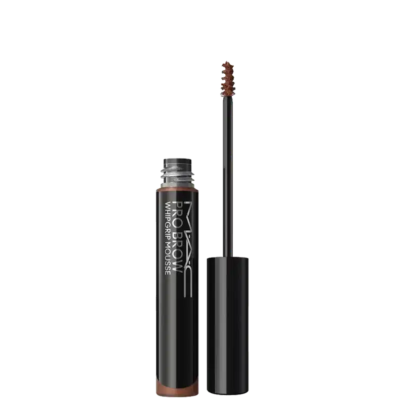 Pro Brow Whipcoloured Mousse da M·A·C em embalagem cilíndrica preta com aplicador em espiral. Produto em tom marrom, apresentado com frasco e pincel próprio para aplicação de sobrancelha.