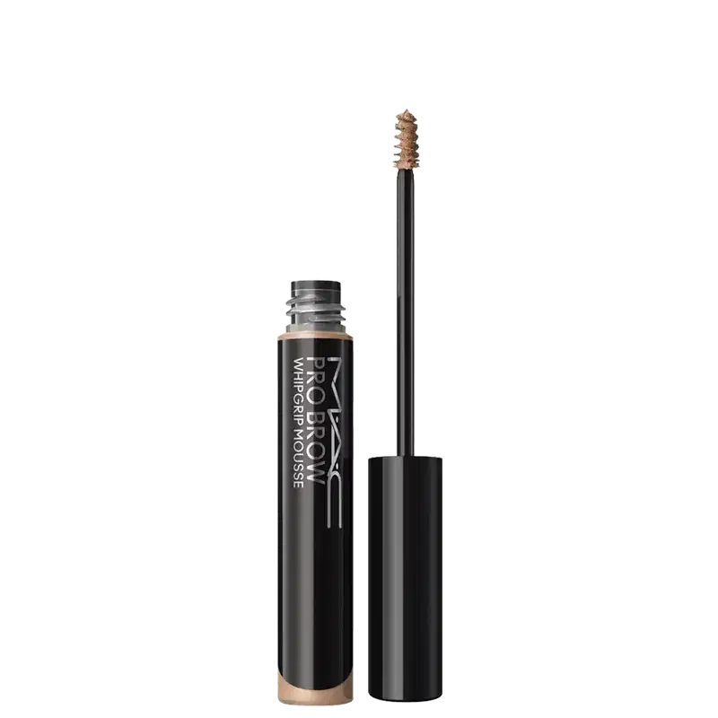 Pro Brow Whip Pomade da M·A·C em embalagem cilíndrica preta com aplicador em espiral. Produto em tom nude/bege claro, ideal para definição e modelagem de sobrancelhas com acabamento duradouro.
