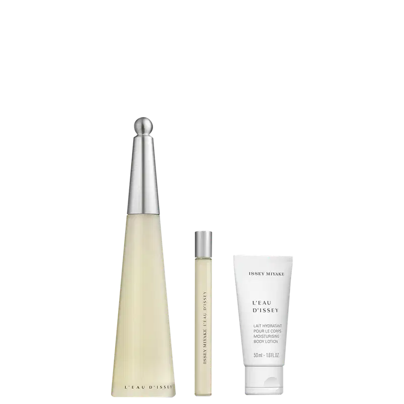 Três produtos da linha L'eau d'Issey da Issey Miyake: um frasco de perfume cônico, um frasco menor e um tubo de loção hidratante para o corpo, todos em tons claros e embalagens minimalistas.