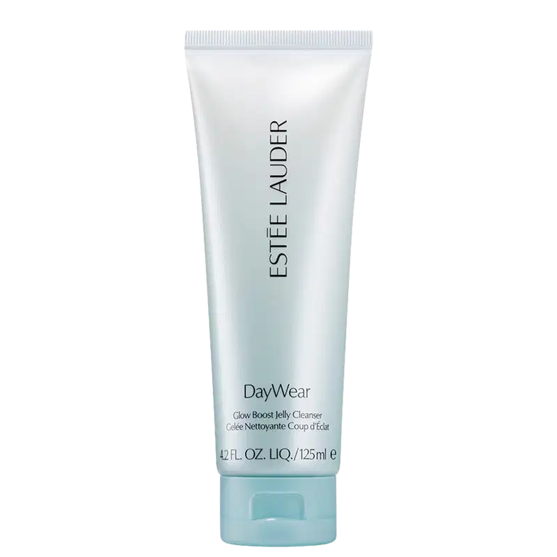 Frasco de gel de limpeza facial da linha DayWear da Estée Lauder, com embalagem branca e azul claro. O rótulo destaca o nome da linha "DayWear" e a descrição "Glow Boost Jelly Cleanser".