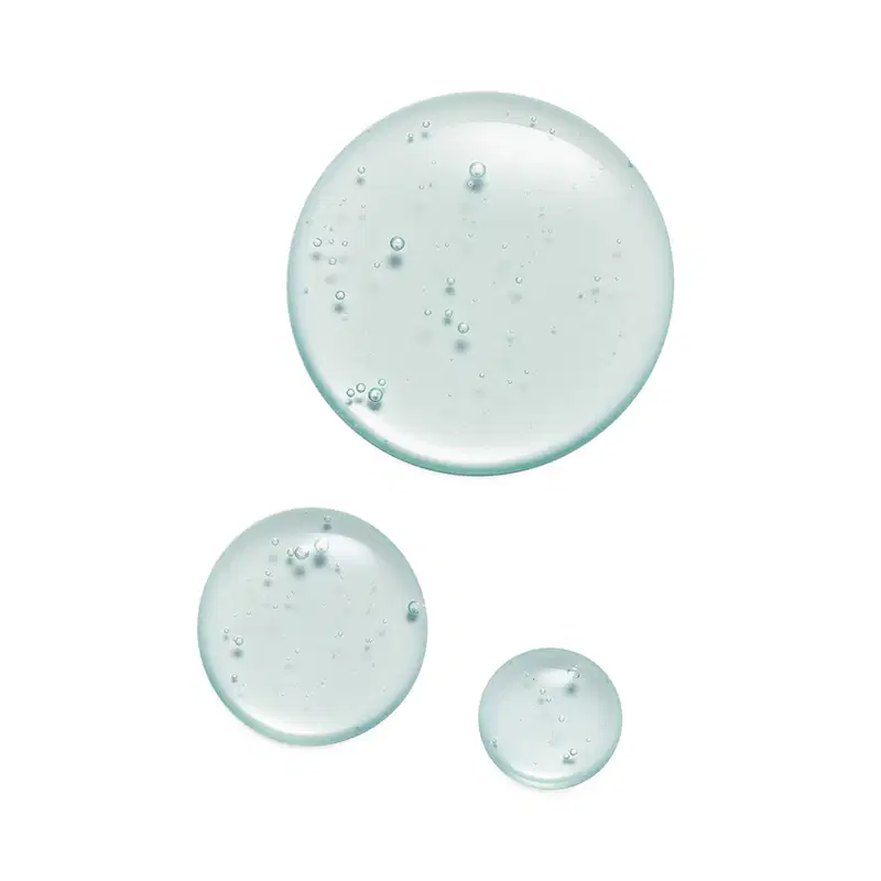 A imagem mostra a textura do gel de limpeza com bolhas de ar suspensas, criando uma textura suave e refrescante