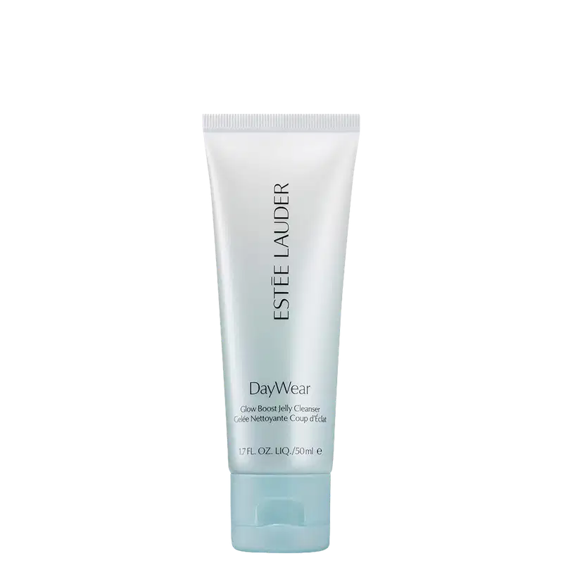 Frasco de gel de limpeza facial da linha DayWear da Estée Lauder, com embalagem branca e azul claro. O rótulo destaca o nome da linha "DayWear" e a descrição "Glow Boost Jelly Cleanser".