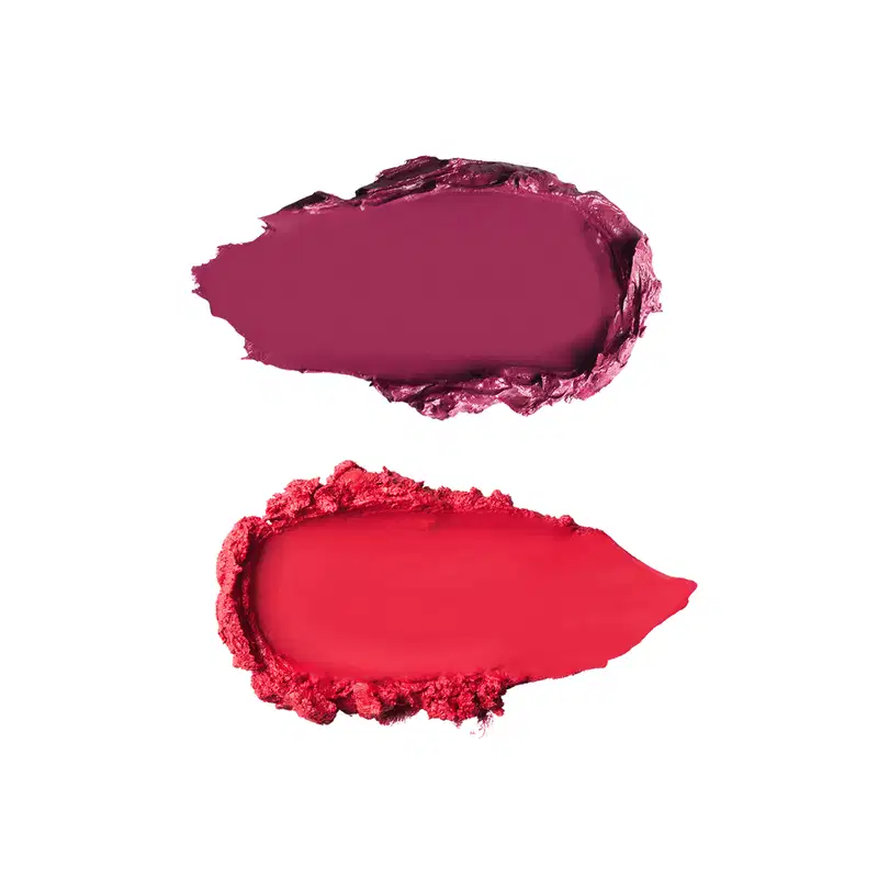 Duas amostras de texturas de maquiagem: acima, tom marsala com acabamento cremoso e brilhante; abaixo, tom coral-avermelhado com textura pulverulenta e acabamento matte.