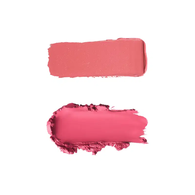 Duas amostras de textura de batom: uma cor coral rosado com acabamento cremoso na parte superior, e outra tom pink vibrante com textura pulverulenta e acabamento matte na parte inferior.