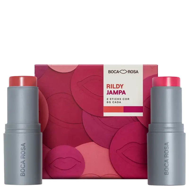 Boca Rosa Rildy Jampa, kit com 2 batons stick cor coral e pink, frascos cilíndricos cinza com tampa vermelha, embalagem caixa rosa com padrão de lábios.