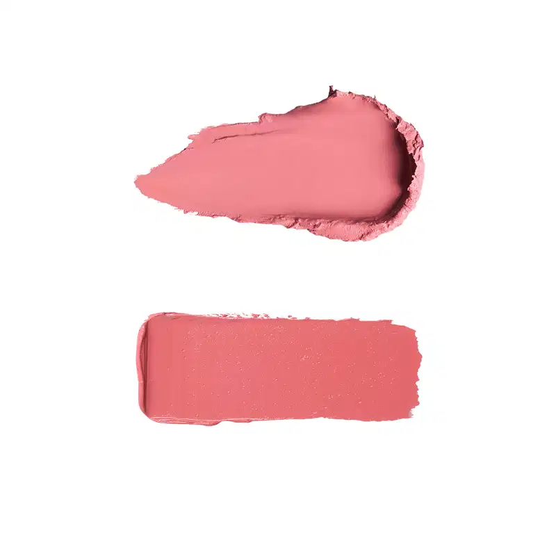 Dois swatches de produto de maquiagem em tons de rosa: o superior mostra textura cremosa com acabamento mate e brilho sutil, o inferior apresenta consistência mais pigmentada com textura uniforme e acabamento fosco.
