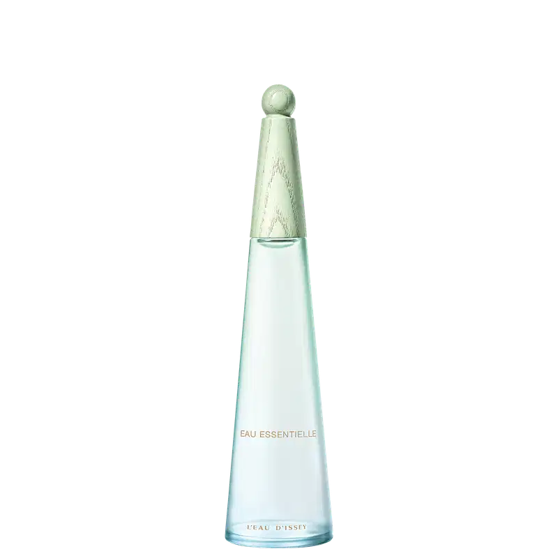 Frasco de item de perfumaria em formato cônico, com tampa arredondada, em vidro transparente com tonalidade esverdeada, exibindo rótulo com texto "EAU ESSENTIELLE L'EAU D'ISSEY".