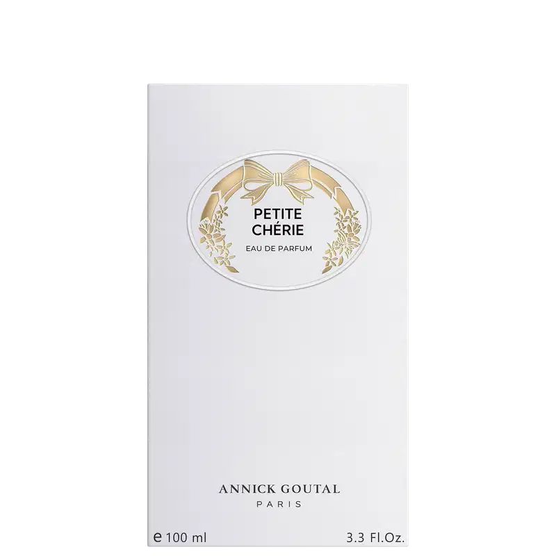 Eau de Parfum Petite Chérie da Annick Goutal Paris em embalagem branca com rótulo oval dourado decorado com laço e flores. Frasco de 100ml (3.3 Fl.Oz).