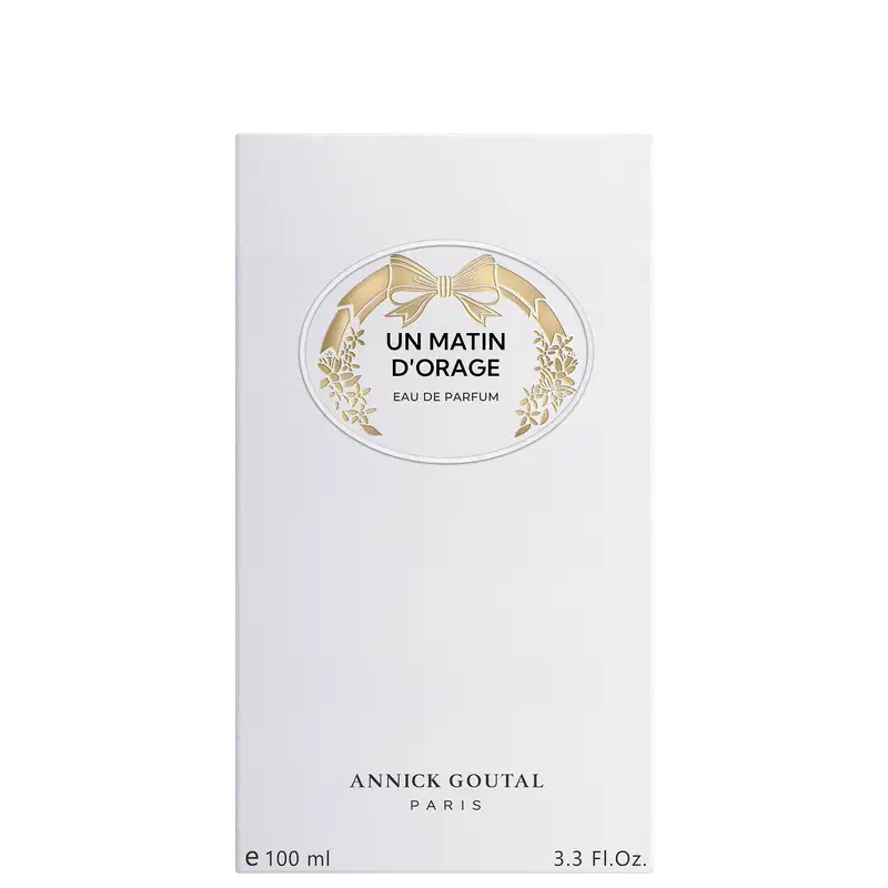 Eau de Parfum Un Matin d'Orage da Annick Goutal Paris. Embalagem branca com medalha dourada decorada com laço e flores. Frasco de 100ml (3.3 Fl.Oz). Design elegante e minimalista.