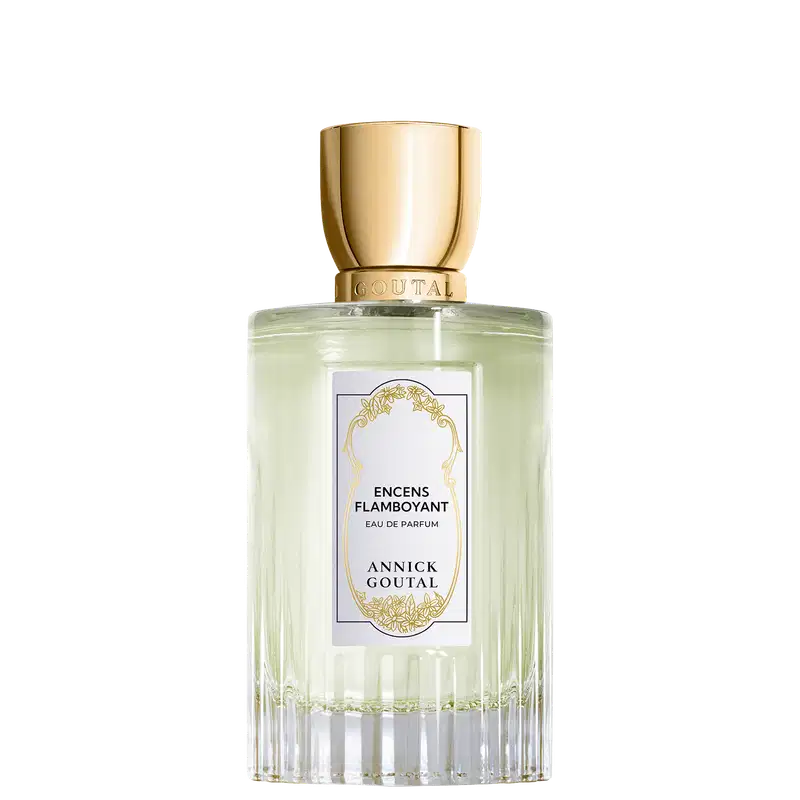 Frasco de Eau de Parfum Encens Flamboyant da Annick Goutal. Embalagem em vidro cilíndrico com líquido verde claro, tampa dourada e rótulo branco com ornamentação dourada. Design elegante e refinado.