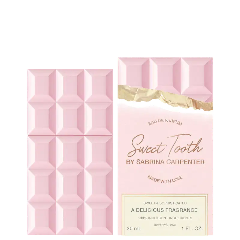 Frasco de perfume rosa com textura geométrica e rótulo com o nome "Sweet Tooth by Sabrina Carpenter" e descrição "A delicious fragrance, made with love".