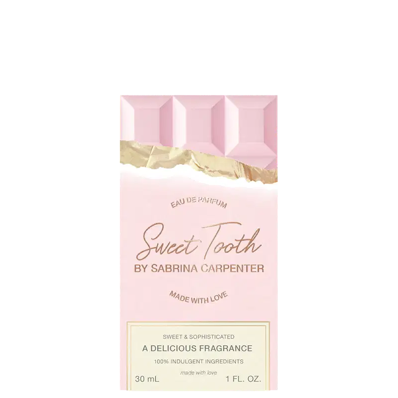 Frasco de perfume rosa e dourado da linha "Sweet Tooth" da marca Sabrina Carpenter, com rótulo destacando o nome do produto e a frase "Made with Love".