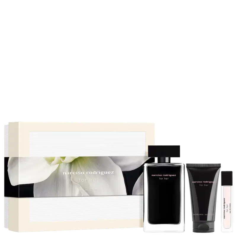 Conjunto Narciso Rodriguez For Her contendo frasco de eau de toilette em vidro preto, tubo de body lotion preto e miniatura de perfume. Embalagem bege com flores brancas.