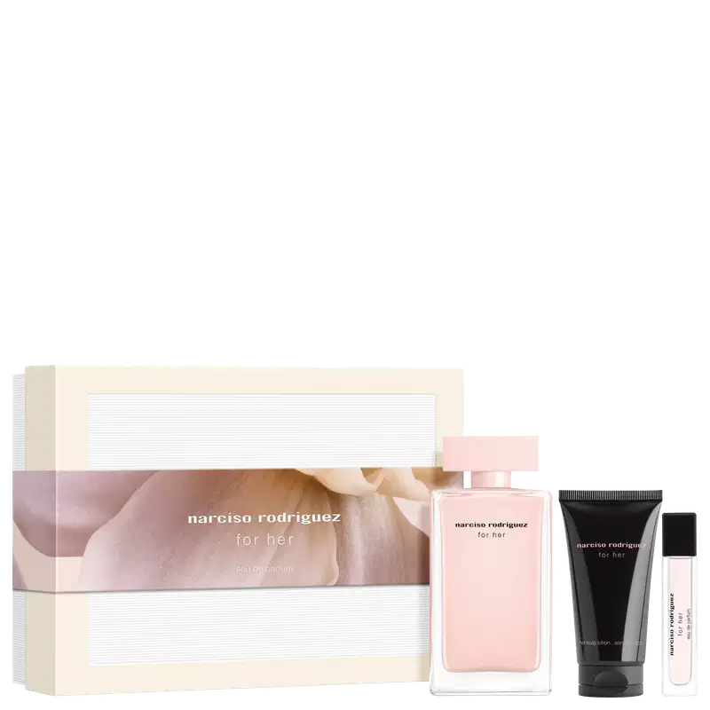 Kit Narciso Rodriguez For Her contendo: caixa com estampa floral em tons rosa e bege, frasco de eau de parfum rosa claro, loção corporal em tubo preto e miniatura de perfume translúcida.