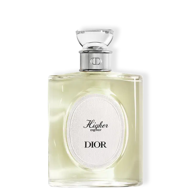 Perfume Dior Higher Energy em frasco de vidro retangular com líquido amarelo claro. Tampa prateada com detalhes em cristal. Rótulo oval branco com inscrições em preto no centro do frasco.