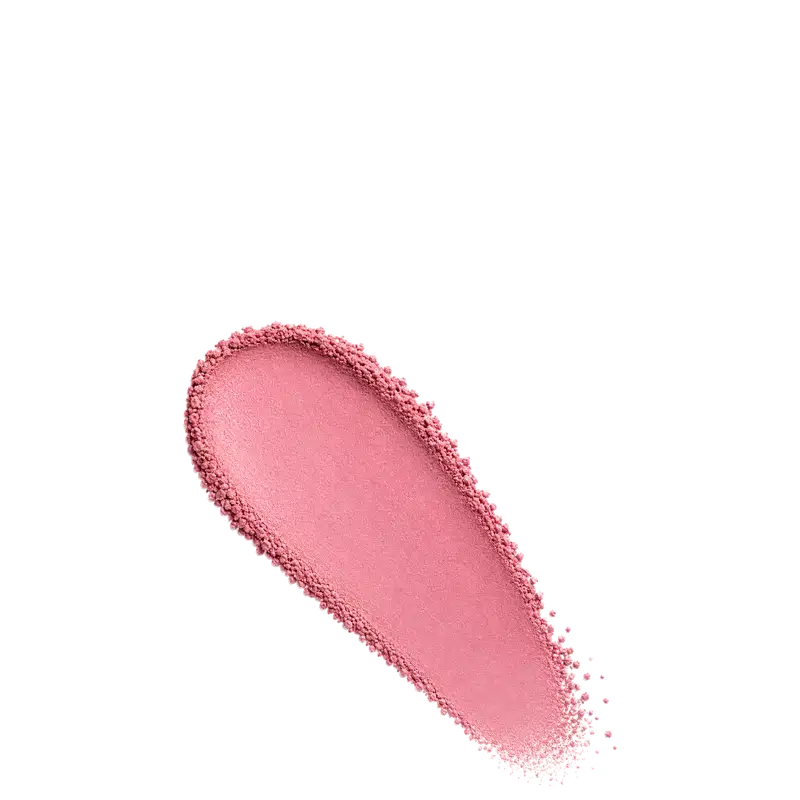 Amostra de blush em pó em tom rosa, aplicado em superfície branca.